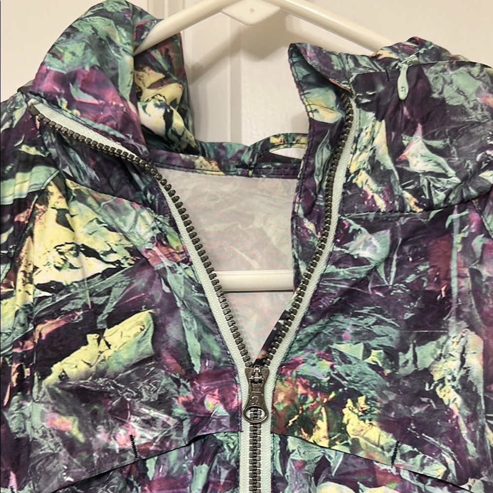 Lululemon Packable Wind Breaker - Picture 5 of 7
